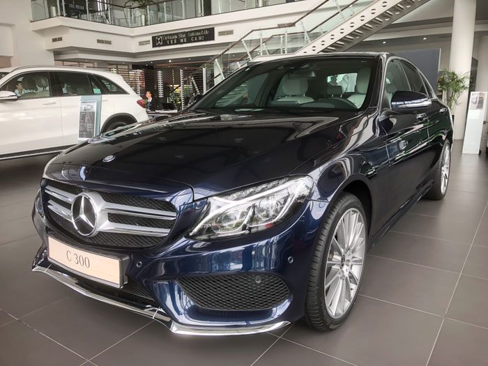 Hình ảnh xe C 300 A.M.G màu xanh đen tại Merc Trường Chinh